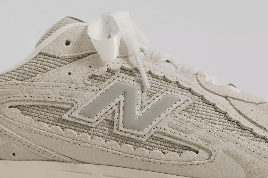 Vista frontal do New Balance New Balance 204L Sea Salt Linen mostrando biqueira e costuras