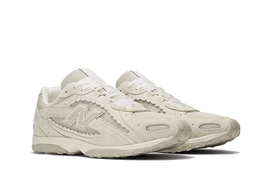 Vista traseira do New Balance New Balance 204L Sea Salt Linen mostrando calcanheira e detalhes do solado