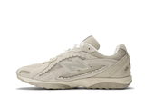 Vista lateral do New Balance New Balance 204L Sea Salt Linen mostrando design do cabedal e logo da marca