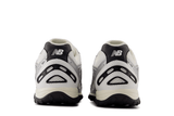 Vista superior do New Balance New Balance 204L Silver Metallic Black Prateado mostrando abertura, lingueta e cadarços