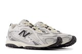 Vista traseira do New Balance New Balance 204L Silver Metallic Black Prateado mostrando calcanheira e detalhes do solado