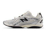 Vista lateral do New Balance New Balance 204L Silver Metallic Black Prateado mostrando design do cabedal e logo da marca