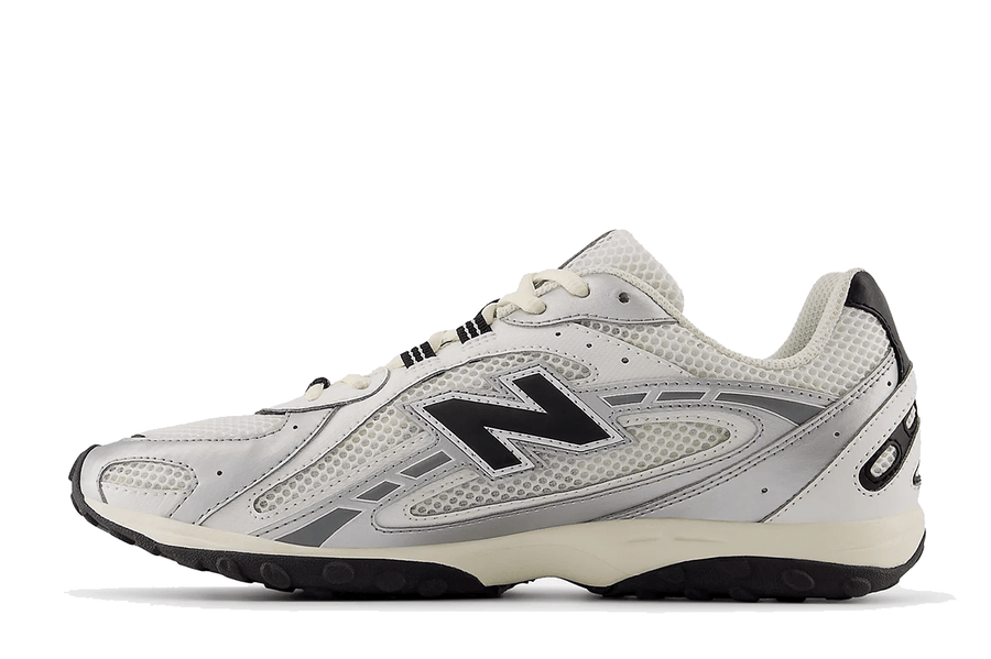 Vista lateral do New Balance New Balance 204L Silver Metallic Black Prateado mostrando design do cabedal e logo da marca