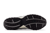 Vista frontal do New Balance New Balance 204L Silver Metallic Black Prateado mostrando biqueira e costuras
