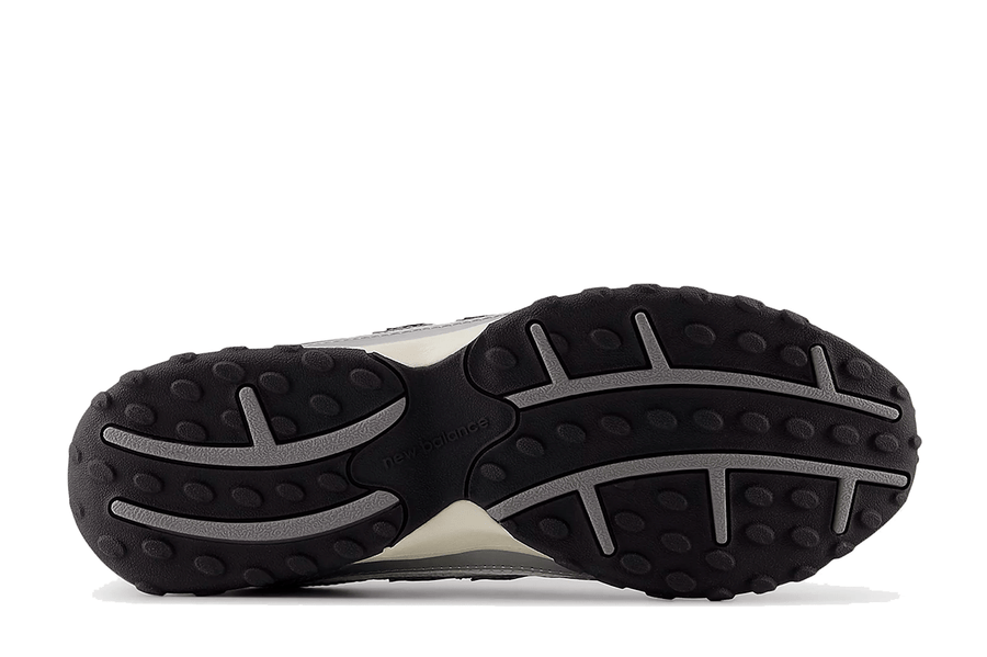Vista frontal do New Balance New Balance 204L Silver Metallic Black Prateado mostrando biqueira e costuras