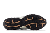 Vista frontal do New Balance New Balance 204L Silver Metallic Flat Taupe Prateado mostrando biqueira e costuras