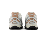 Vista superior do New Balance New Balance 204L Silver Metallic Flat Taupe Prateado mostrando abertura, lingueta e cadarços