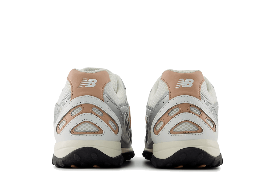 Vista superior do New Balance New Balance 204L Silver Metallic Flat Taupe Prateado mostrando abertura, lingueta e cadarços