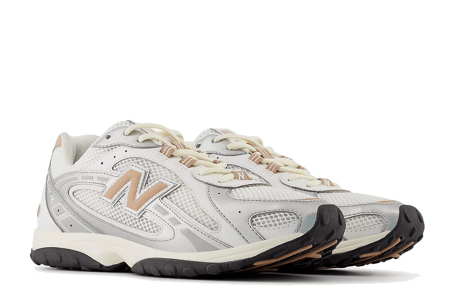 Vista traseira do New Balance New Balance 204L Silver Metallic Flat Taupe Prateado mostrando calcanheira e detalhes do solado