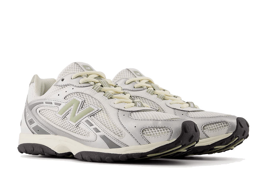 Vista traseira do New Balance New Balance 204L Silver Metallic Sage Green Prateado mostrando calcanheira e detalhes do solado