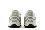 Vista superior do New Balance New Balance 204L Silver Metallic Sage Green Prateado mostrando abertura, lingueta e cadarços
