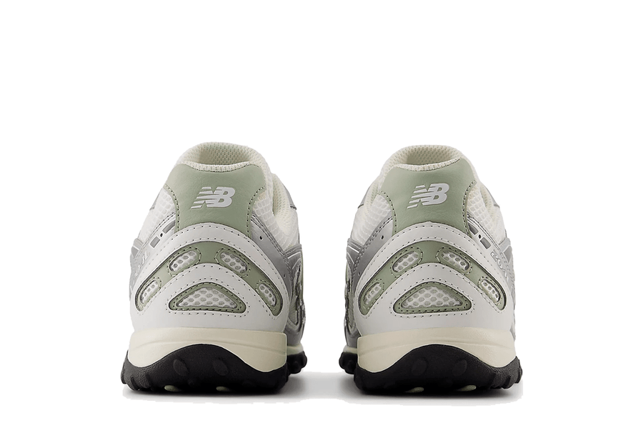Vista superior do New Balance New Balance 204L Silver Metallic Sage Green Prateado mostrando abertura, lingueta e cadarços