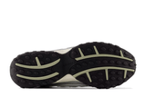 Vista frontal do New Balance New Balance 204L Silver Metallic Sage Green Prateado mostrando biqueira e costuras