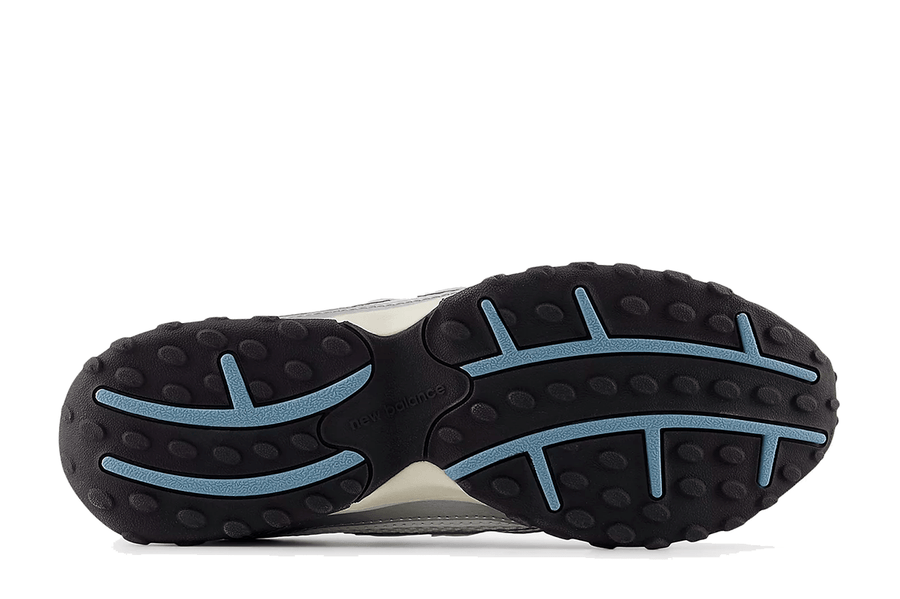 Vista superior do New Balance New Balance 204L Silver Metallic Sky Prateado mostrando abertura, lingueta e cadarços