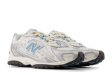 Vista traseira do New Balance New Balance 204L Silver Metallic Sky Prateado mostrando calcanheira e detalhes do solado