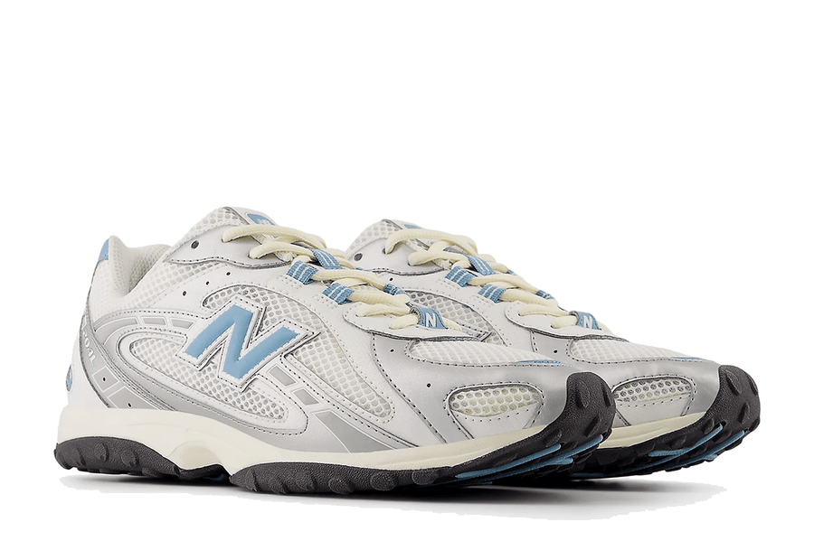Vista traseira do New Balance New Balance 204L Silver Metallic Sky Prateado mostrando calcanheira e detalhes do solado