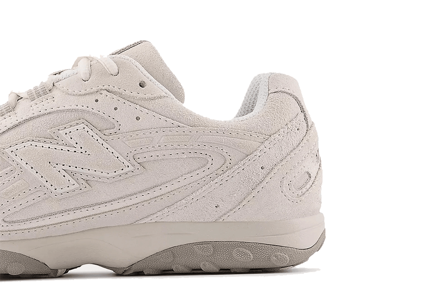 Vista traseira do New Balance New Balance 204L Arid Timberwolf mostrando calcanheira e detalhes do solado