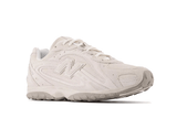 Vista lateral do New Balance New Balance 204L Arid Timberwolf mostrando design do cabedal e logo da marca