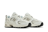 Vista na caixa do New Balance New Balance 530 Arid Stone mostrando embalagem original da marca