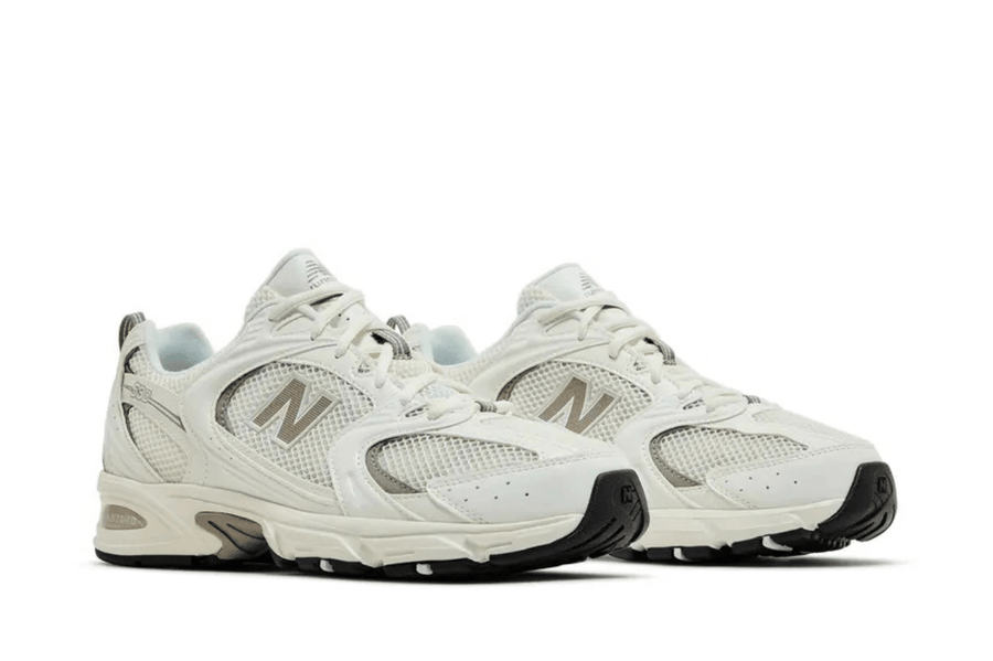 Vista na caixa do New Balance New Balance 530 Arid Stone mostrando embalagem original da marca