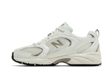 Vista traseira do New Balance New Balance 530 Arid Stone mostrando calcanheira e detalhes do solado