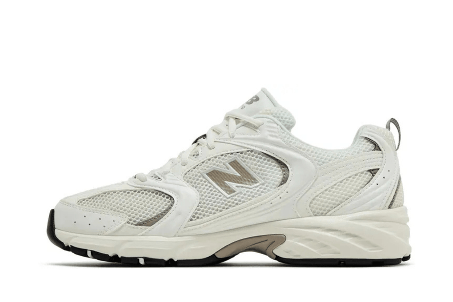 Vista traseira do New Balance New Balance 530 Arid Stone mostrando calcanheira e detalhes do solado