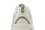 Vista em detalhe do New Balance New Balance 530 Arid Stone mostrando textura do material e acabamento