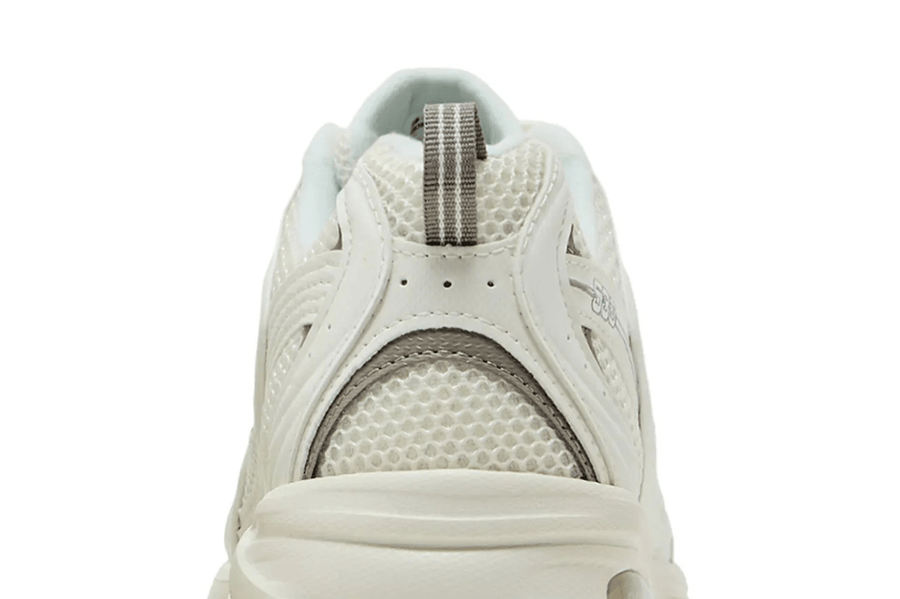 Vista em detalhe do New Balance New Balance 530 Arid Stone mostrando textura do material e acabamento