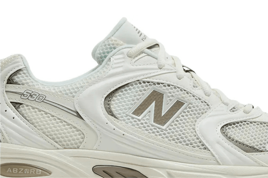Vista lateral do New Balance New Balance 530 Arid Stone mostrando design do cabedal e logo da marca