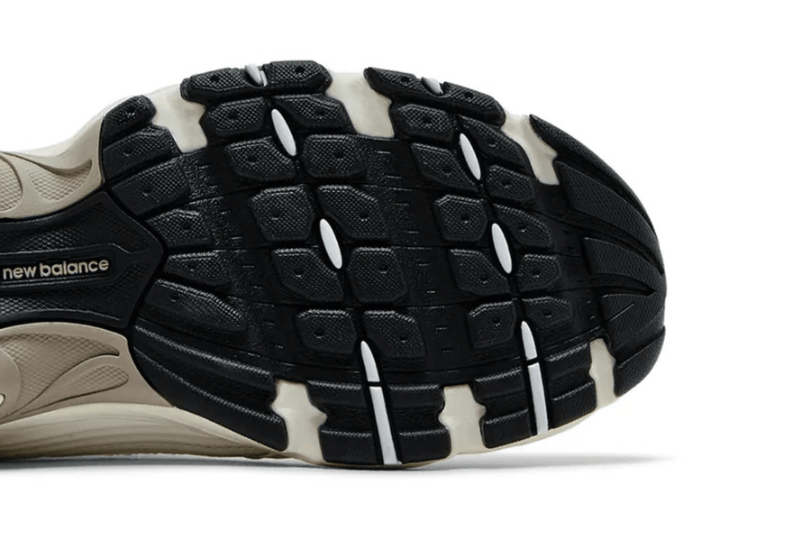 Vista frontal do New Balance New Balance 530 Arid Stone mostrando biqueira e costuras