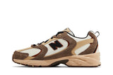 Vista lateral do New Balance New Balance 530 Brown Tan mostrando design do cabedal e logo da marca