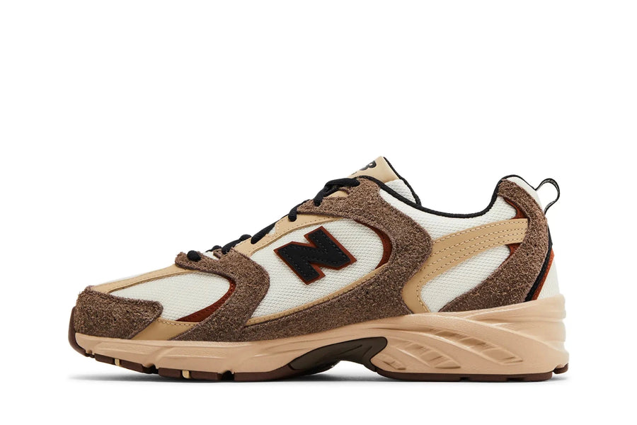 Vista lateral do New Balance New Balance 530 Brown Tan mostrando design do cabedal e logo da marca