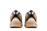 Vista frontal do New Balance New Balance 530 Brown Tan mostrando biqueira e costuras