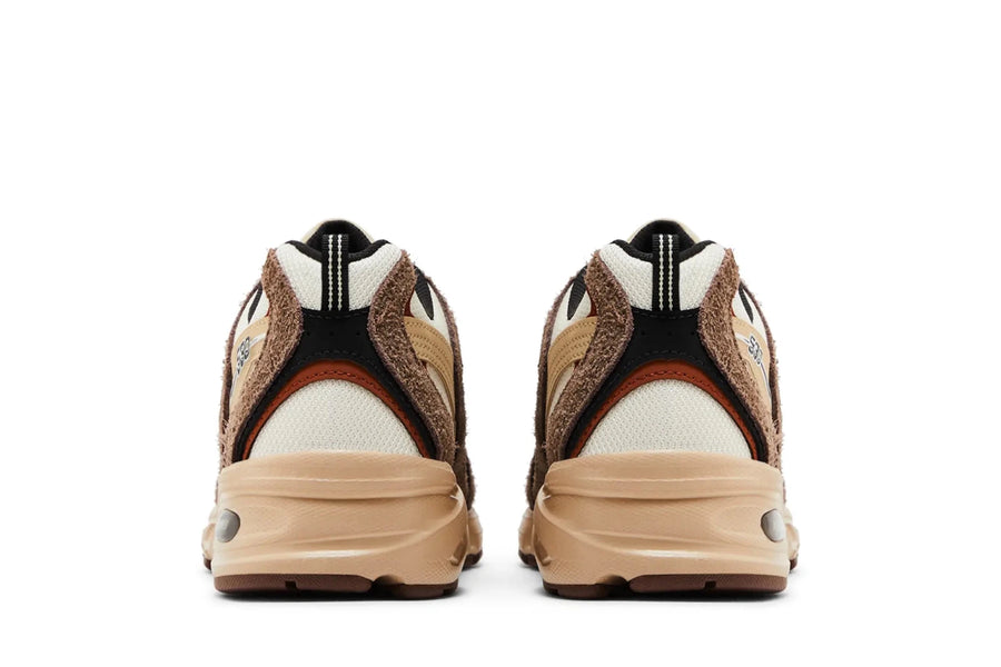 Vista frontal do New Balance New Balance 530 Brown Tan mostrando biqueira e costuras