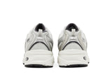 Vista superior do New Balance New Balance 530 Grey Matter Silver Metallic mostrando abertura, lingueta e cadarços