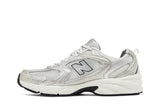 Vista lateral do New Balance New Balance 530 Grey Matter Silver Metallic mostrando design do cabedal e logo da marca