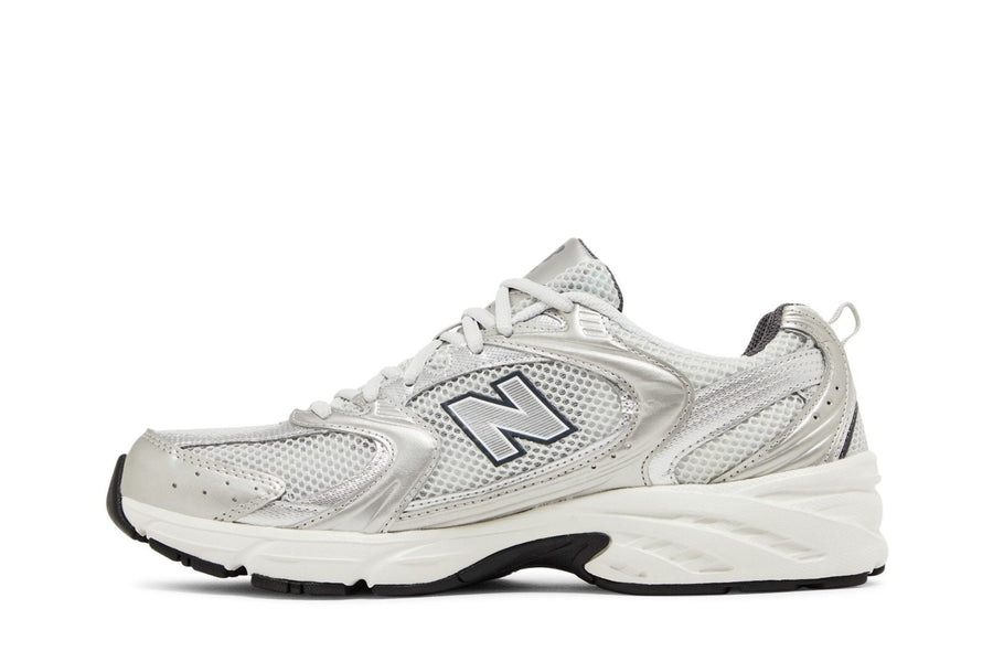 Vista lateral do New Balance New Balance 530 Grey Matter Silver Metallic mostrando design do cabedal e logo da marca