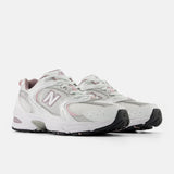 Vista frontal do New Balance New Balance 530 Ice Wine mostrando biqueira e costuras