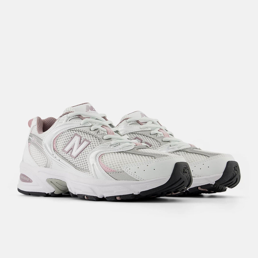 Vista frontal do New Balance New Balance 530 Ice Wine mostrando biqueira e costuras