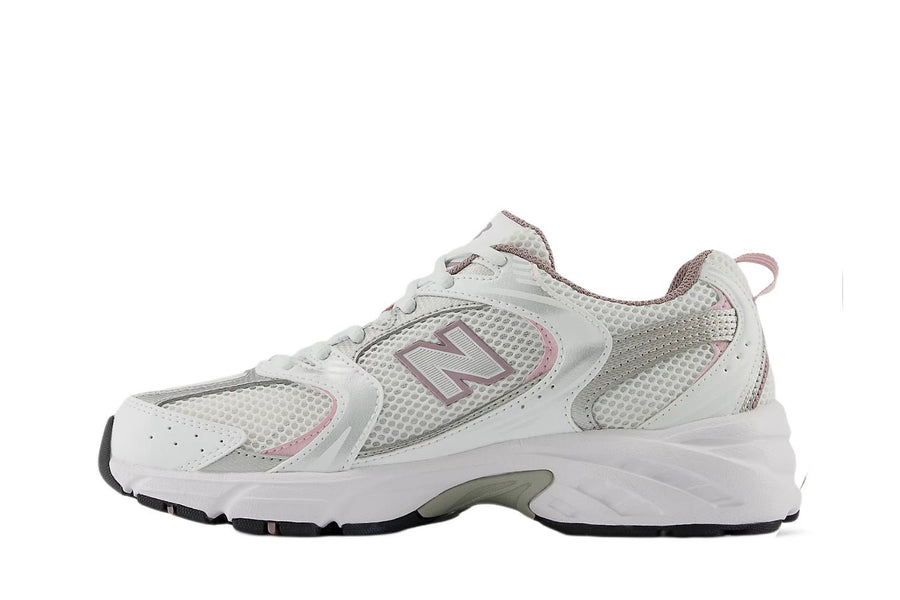 Vista lateral do New Balance New Balance 530 Ice Wine mostrando design do cabedal e logo da marca