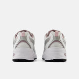 Vista traseira do New Balance New Balance 530 Ice Wine mostrando calcanheira e detalhes do solado