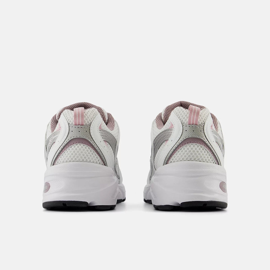 Vista traseira do New Balance New Balance 530 Ice Wine mostrando calcanheira e detalhes do solado
