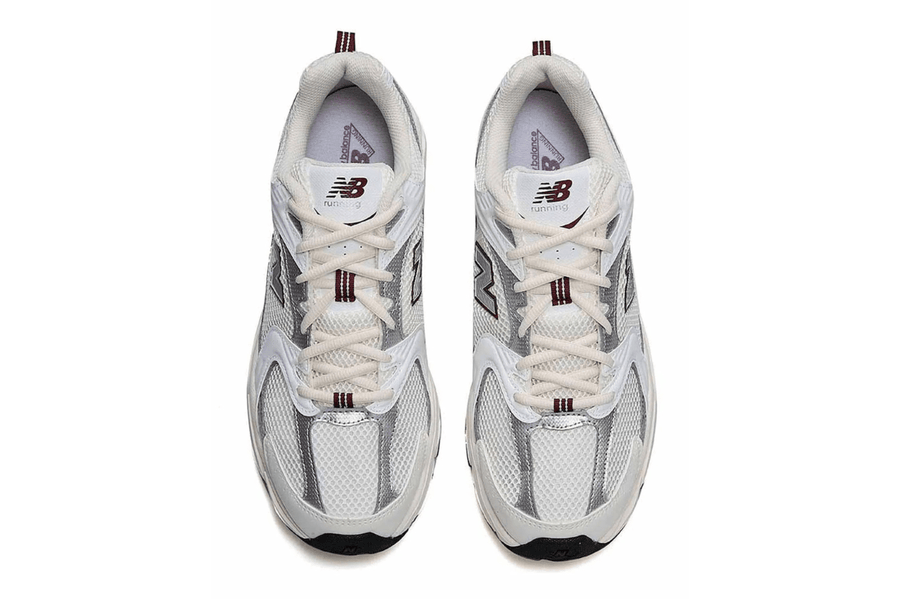 Vista superior do New Balance New Balance 530 Sea Salt White Mercury Red mostrando abertura, lingueta e cadarços