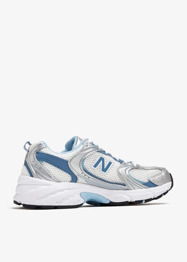 Vista lateral do New Balance New Balance 530 Silver Blue mostrando design do cabedal e logo da marca