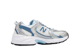 Vista frontal do New Balance New Balance 530 Silver Blue mostrando biqueira e costuras