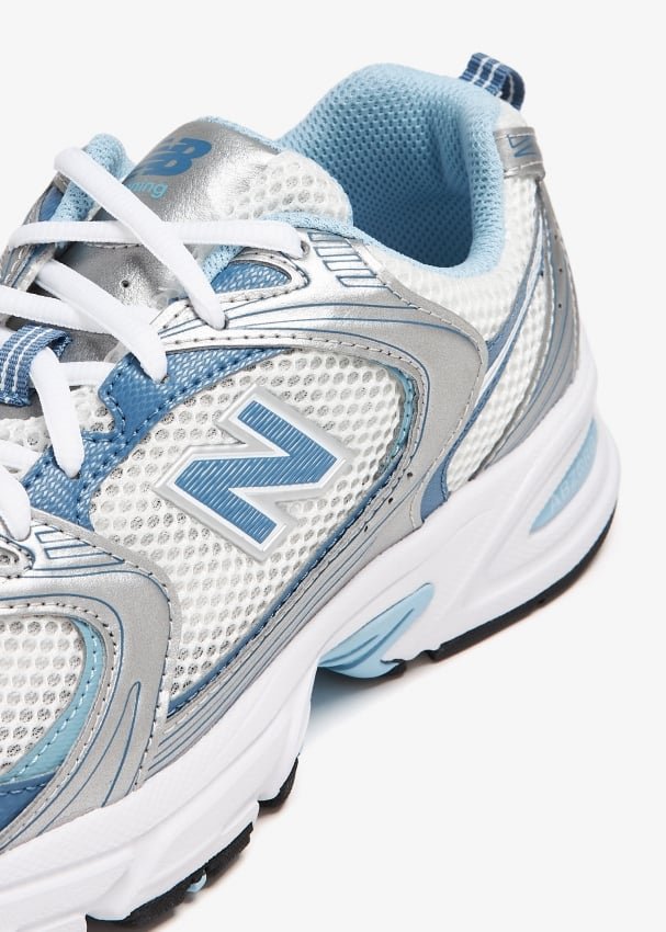 Vista traseira do New Balance New Balance 530 Silver Blue mostrando calcanheira e detalhes do solado