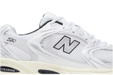 Vista traseira do New Balance New Balance 530 Silver Cream Prateado mostrando calcanheira e detalhes do solado