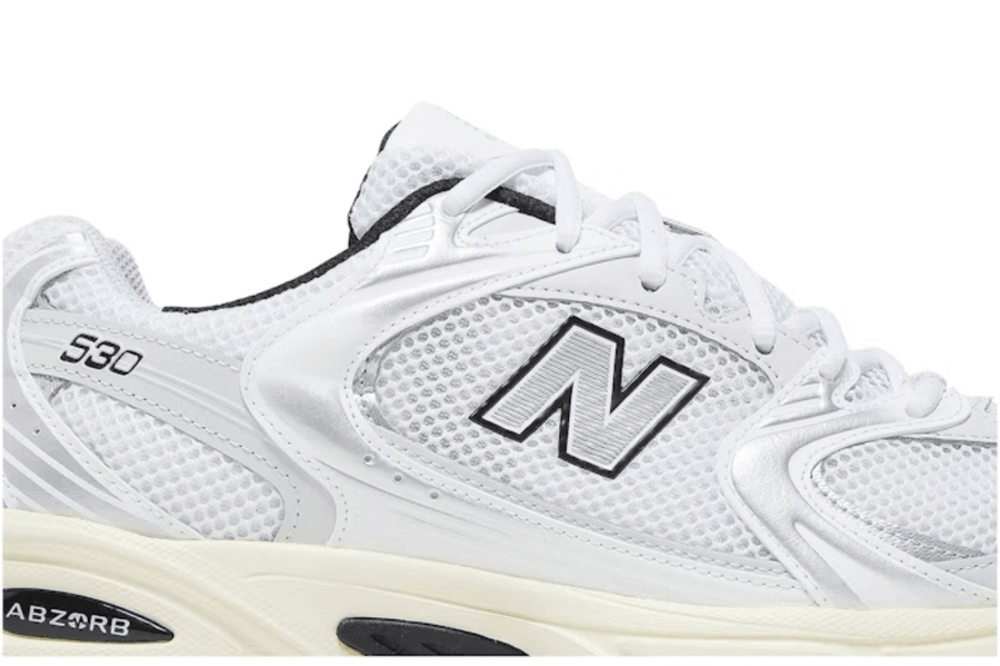 Vista traseira do New Balance New Balance 530 Silver Cream Prateado mostrando calcanheira e detalhes do solado