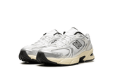 Vista frontal do New Balance New Balance 530 Silver Cream Prateado mostrando biqueira e costuras