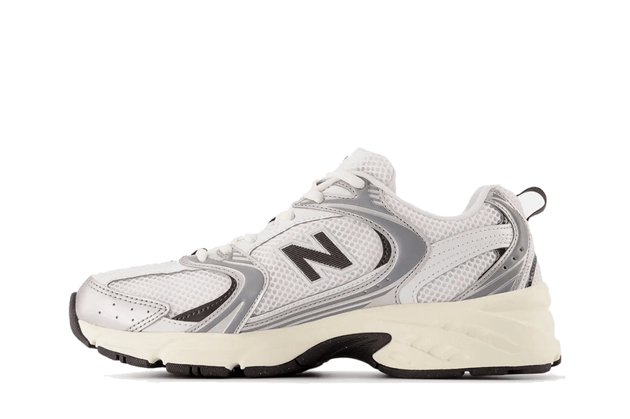 Vista lateral do New Balance New Balance 530 'Silver Metallic Black Cement' Prateado mostrando design do cabedal e logo da marca